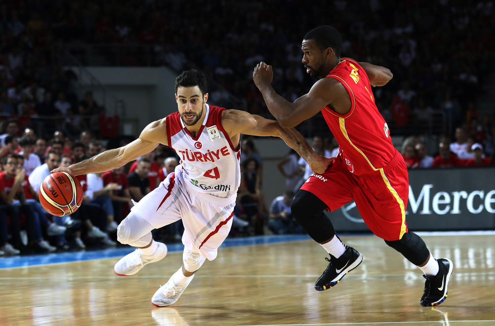 Türk basketbol takımı, vize reddi nedeniyle beş oyuncusunu yurtdışından sahaya sürdü.